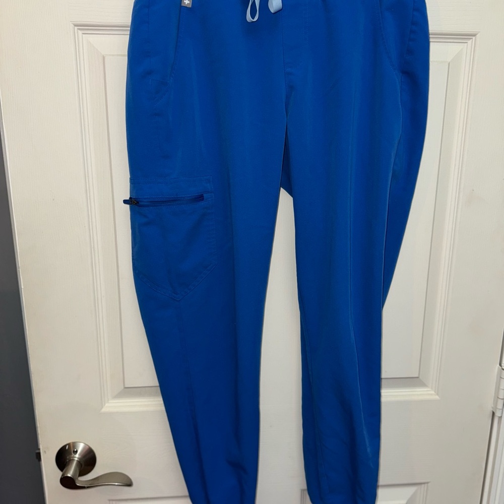 Woman’s M Figs Royal Blue scrub set - single pocket jogger style - Picture 4 of 6